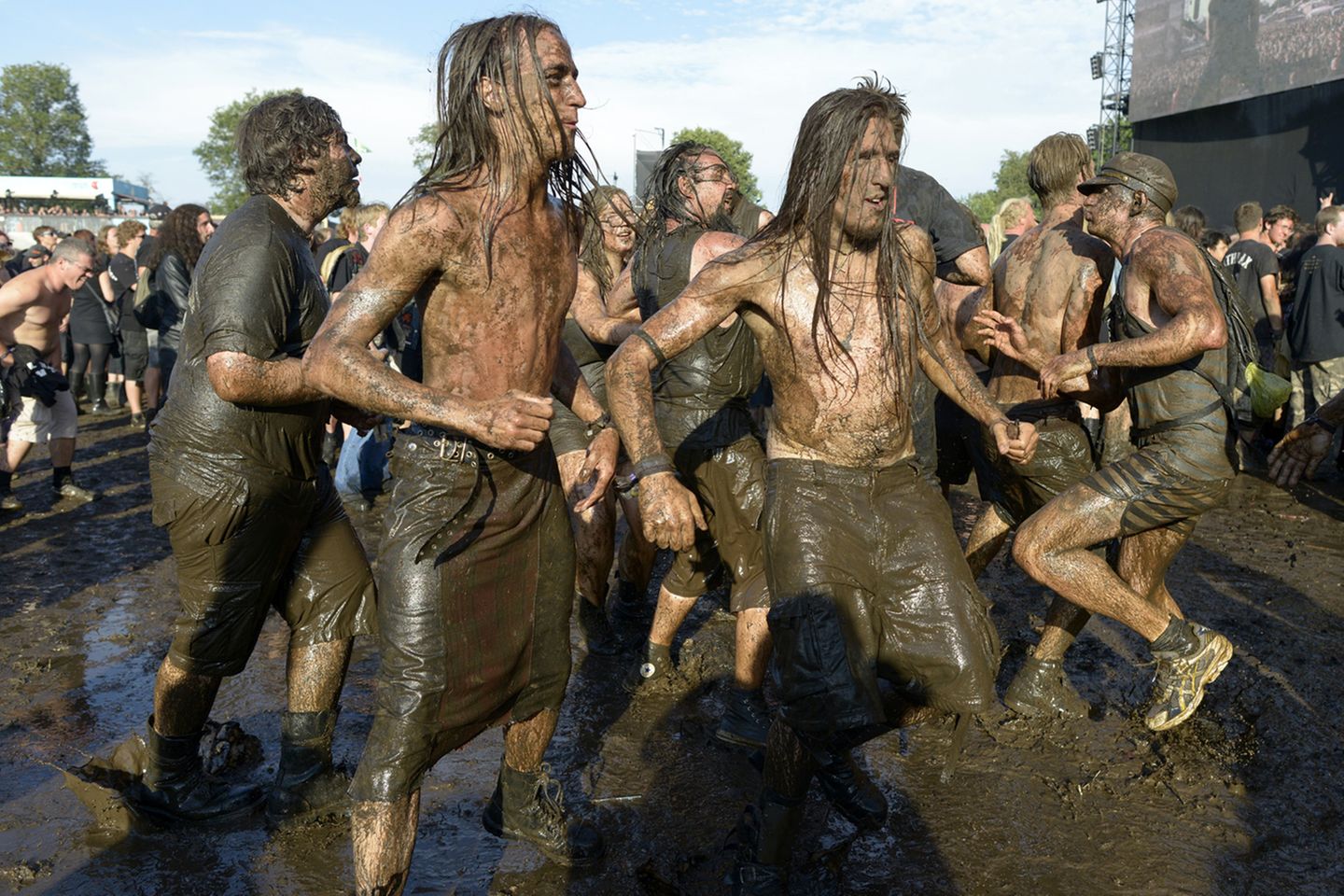 Nun verwandelt sich der "Holy Wacken Ground", wie er von Festivalbesuchern scherzhaft genannt wird, innerhalb weniger Stunden in eine schlammige Morastlandschaft.