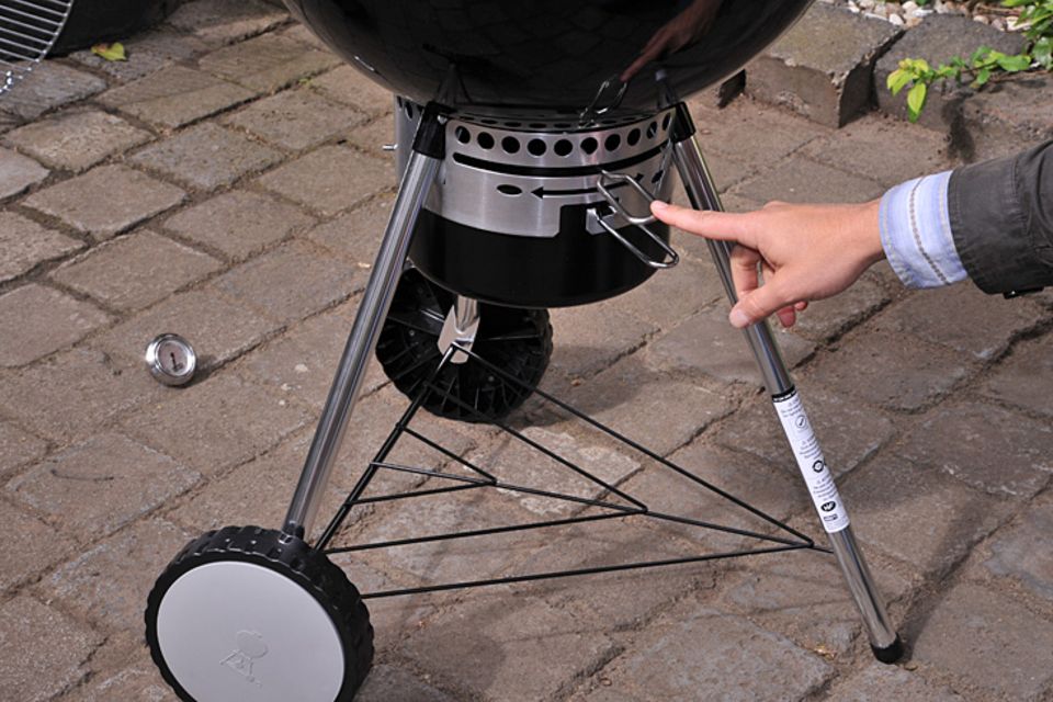 Deckel drauf und gut: Kugelgrill aufbauen und befeuern | STERN.de