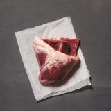 Herz  Früher standen Innereien, und auch das Herz, häufig auf der Speisekarte. Heute werden diese nur noch in bäuerlichen Gegenden gerne verspeist - oder man ist neugieriger Genießer. Denn das Herz besteht hauptsächlich aus Muskelfleisch und ist ebenso köstlich, wenn es kurz angebraten und in Scheiben geschnitten wird.