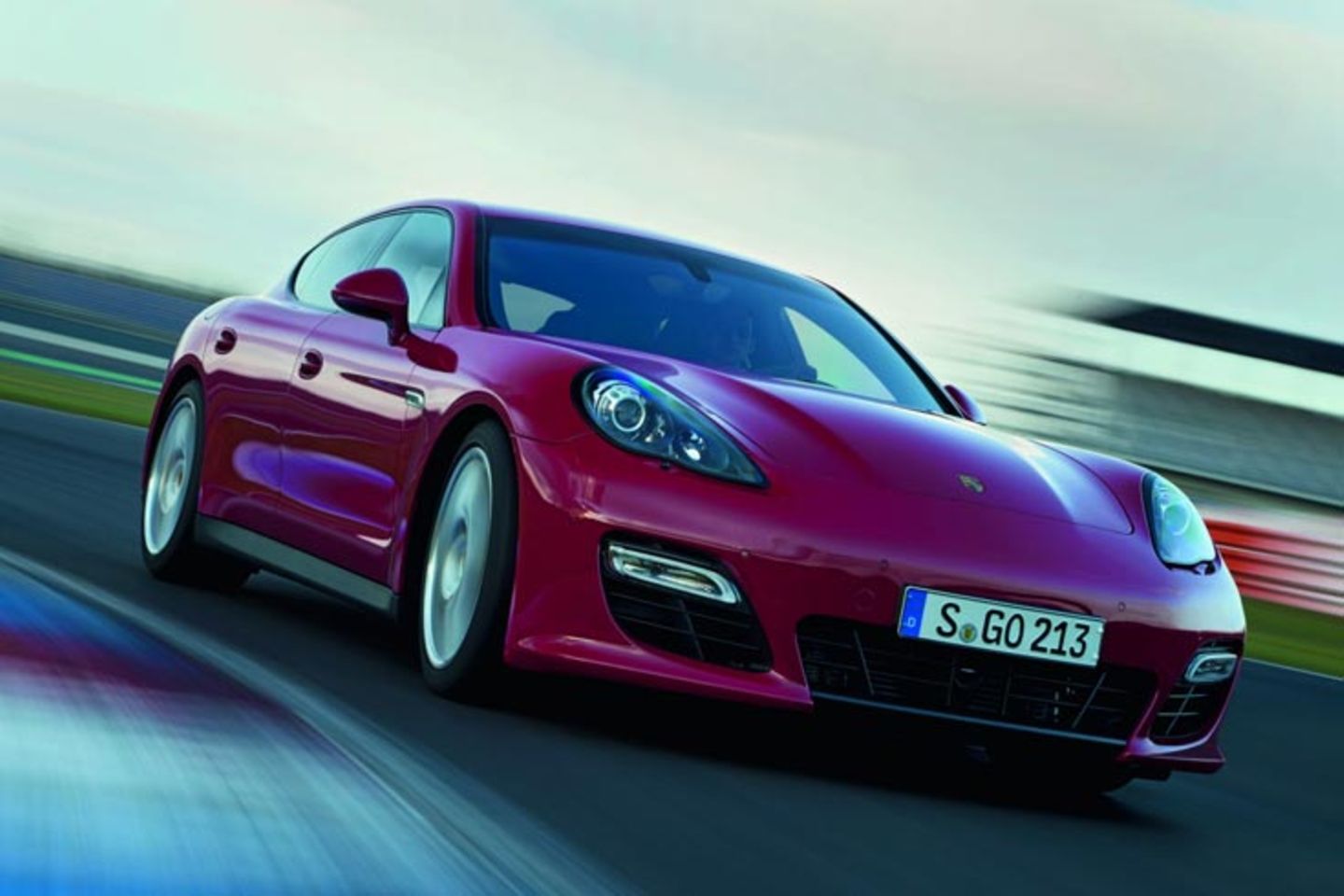 Porsche Panamera GTS: In Zuffenhausen ist man Experte darin, jede noch so kleine Lücke im Modellprogramm zu füllen. Der GTS – die Abkürzung steht für Gran Turismo Sport – steht traditionell für eine Extraportion Sportlichkeit In Zuffenhausen ist man Experte darin, jede noch so kleine Lücke im Modellprogramm zu füllen. Der GTS – die Abkürzung steht für Gran Turismo Sport – steht traditionell für eine Extraportion Sportlichkeit