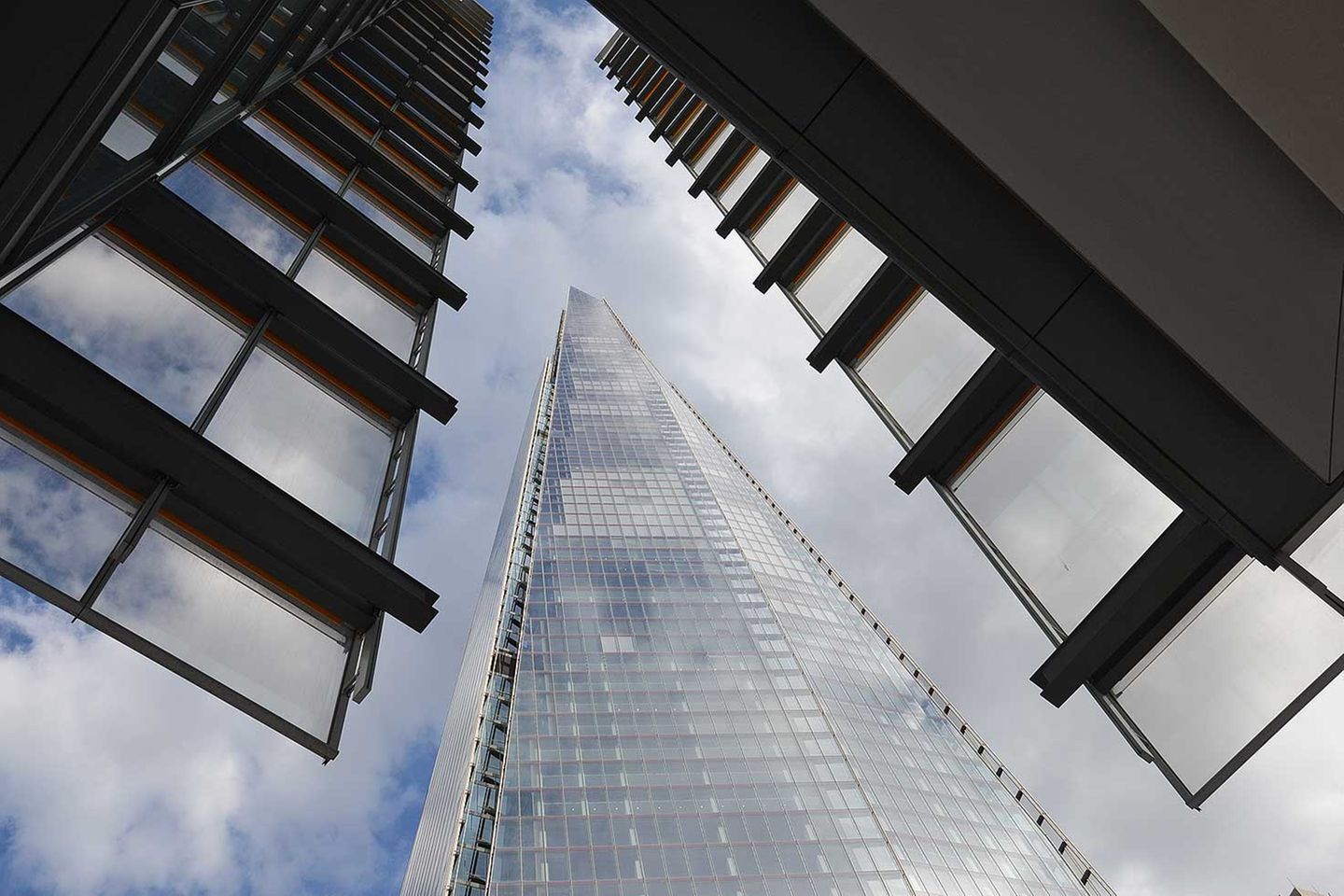 Die spitze Pyramide mit 72 Stockwerken wurde vom Architekten als vertikale Stadt mit Büroräumen, Restaurants, Luxusappartements und einer Aussichtsplattform entworfen, die seit Februar 2013 Besuchern zugänglich ist.