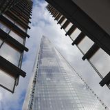 Die spitze Pyramide mit 72 Stockwerken wurde vom Architekten als vertikale Stadt mit Büroräumen, Restaurants, Luxusappartements und einer Aussichtsplattform entworfen, die seit Februar 2013 Besuchern zugänglich ist.