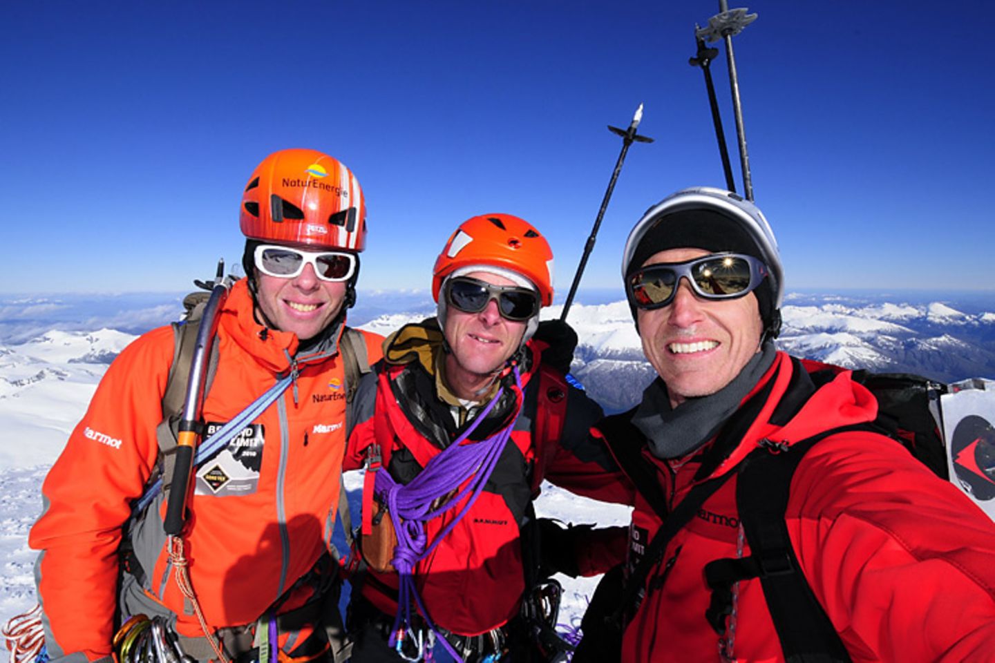 Bergsteigen in Feuerland: Doch nach langer und komplizierter Kletterei erreichten Robert Jasper, Jörn Heller und Ralf Gantzhorn gegen Mittag den Westgipfel des Monte Sarmiento. Als Hommage an den bekannten Seefahrer und Entdecker tauften sie ihre im Alpinstil erstbegangene Route "La Odisea de Magallanes" - die Odyssee Magellans Doch nach langer und komplizierter Kletterei erreichten Robert Jasper, Jörn Heller und Ralf Gantzhorn gegen Mittag den Westgipfel des Monte Sarmiento. Als Hommage an den bekannten Seefahrer und Entdecker tauften sie ihre im Alpinstil erstbegangene Route "La Odisea de Magallanes" - die Odyssee Magellans