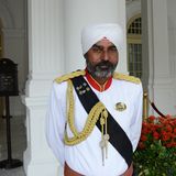 Reich an kolonialem Erbe  Bauten wie die Armenische Kirche, die Cavenagh Bridge und das Raffles Hotel - hier im Bild mit dem Türsteher, einem traditionellen Sikh im weißen Drillich - stehen für die koloniale Vergangenheit Singapurs. 1819 errichtete Stamford Raffles hier einen Handelsposten und legte den Grundstein für den Stadtstaat. Bis 1963 unterstand die Stadt dem Vereinigten Königreich Großbritannien. Daher herrscht auch bis heute in Singapur Linksverkehr.