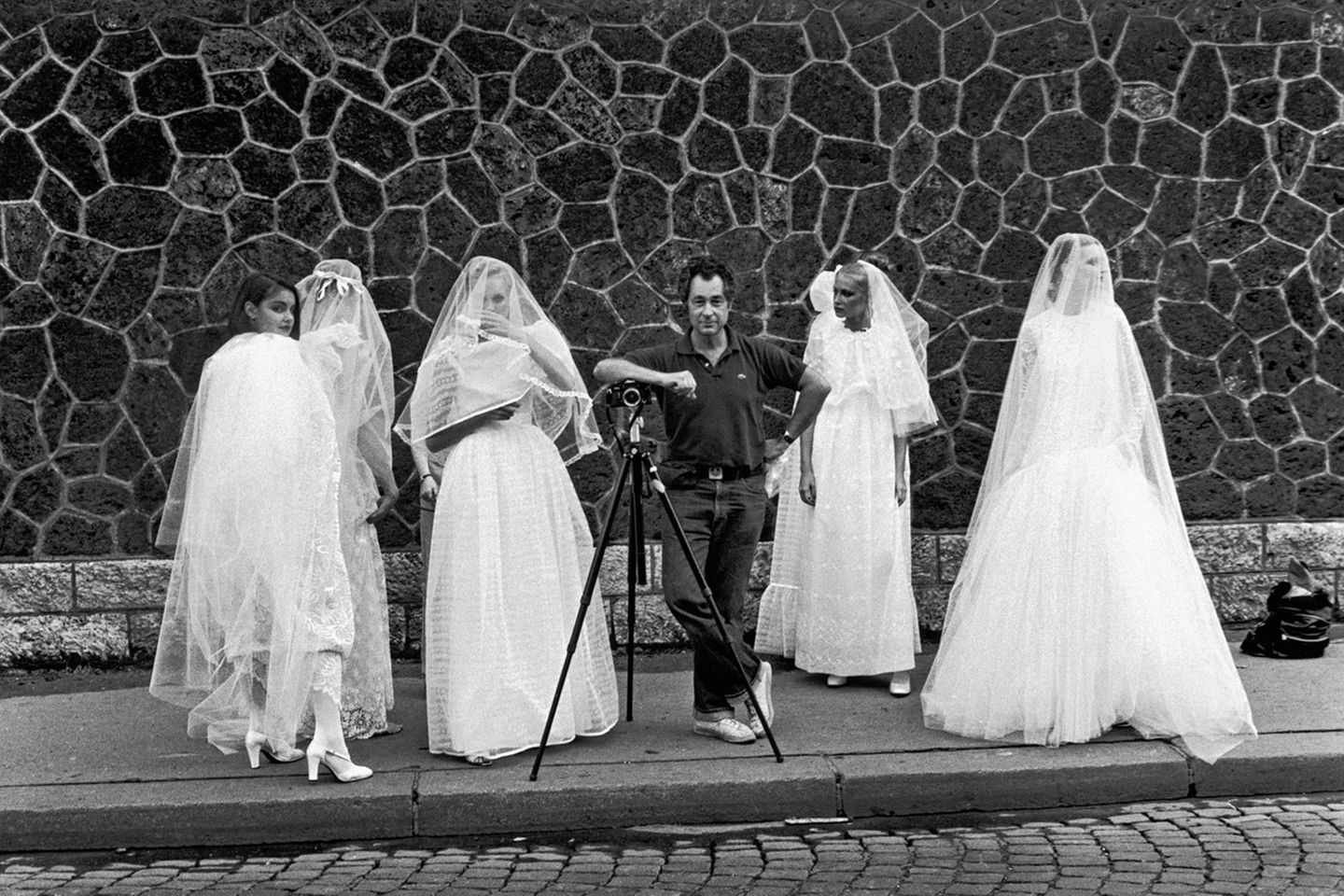 Hochzeitsfotografie mal ganz anders: Elliott Erwitt im Kreis von Frauen, die alle ein Brautkleid tragen.