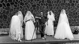 Hochzeitsfotografie mal ganz anders: Elliott Erwitt im Kreis von Frauen, die alle ein Brautkleid tragen.