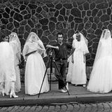 Hochzeitsfotografie mal ganz anders: Elliott Erwitt im Kreis von Frauen, die alle ein Brautkleid tragen.