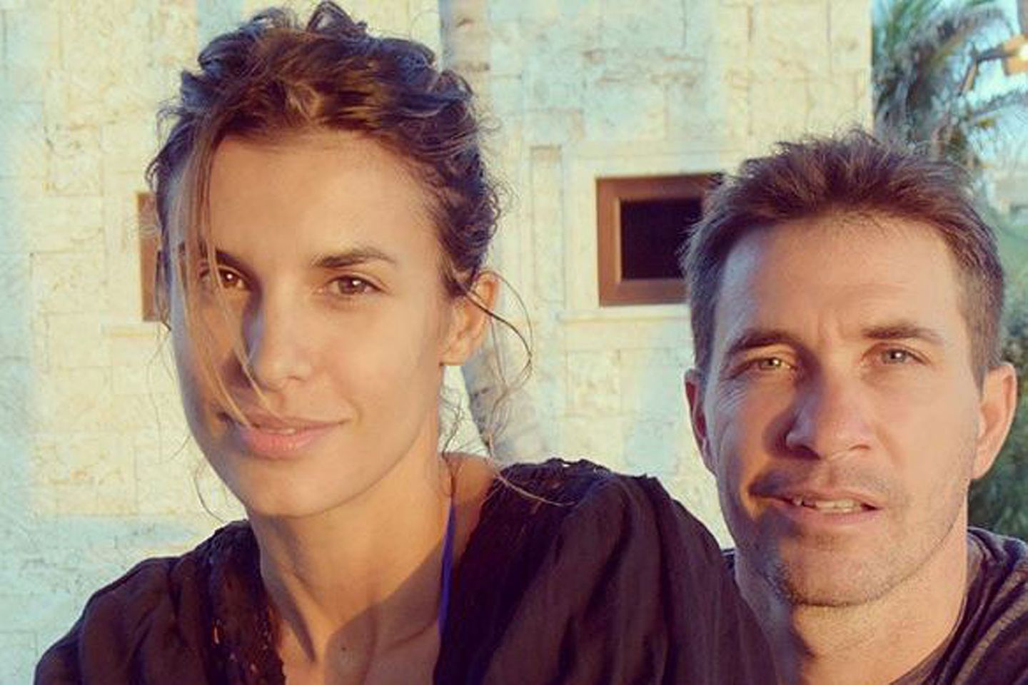 Elisabetta Canalis braucht im Urlaub mit ihrem Ehemann Brian Perri kein Make-up. "Wie im Himmel," schreibt sie zu dem Bild auf Instagram.