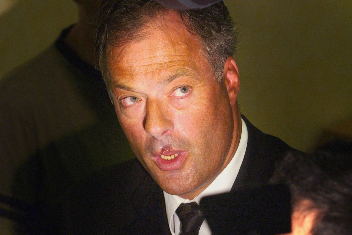 "Richter Gnadenlos": Kein Jahr danach, am 19. August 2003 war dann Schluss: Der Hamburger Bürgermeister Ole von Beust entließ seinen Innensenator, den er für "charakterlich nicht geeignet" hielt. Was bleibt von Schill: Die Erinnerung an den peinlichen Auftritt im Bundestag? Die blauen Polizeiuniformen? Der Koksverdacht? Vermutlich das: der Lippen-Herpes auf seiner würdelosen Pressekonferenz, auf der versuchte, Ole von Beust eine Affäre mit seinem Justizsenator anzuhängen. Kein Jahr danach, am 19. August 2003 war dann Schluss: Der Hamburger Bürgermeister Ole von Beust entließ seinen Innensenator, den er für "charakterlich nicht geeignet" hielt. Was bleibt von Schill: Die Erinnerung an den peinlichen Auftritt im Bundestag? Die blauen Polizeiuniformen? Der Koksverdacht? Vermutlich das: der Lippen-Herpes auf seiner würdelosen Pressekonferenz, auf der versuchte, Ole von Beust eine Affäre mit seinem Justizsenator anzuhängen.
