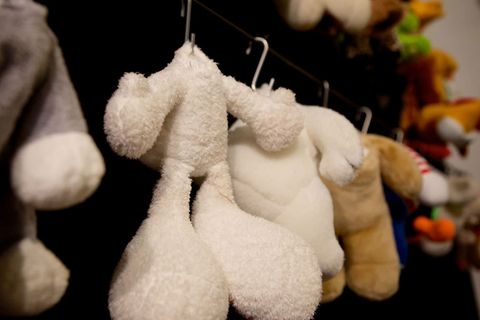Kuscheltier-Installation: Geschmust, geschlachtet, aufgehängt