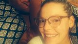 Haare hoch, Brille an und ab ins Bett zum Fernsehen: Katherine Heigl zeigt auf Twitter, dass ihr Feierabend stinknormal aussieht. Ihr Gesicht ist aber auch ohne Make-up Hollywood-tauglich.