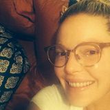 Haare hoch, Brille an und ab ins Bett zum Fernsehen: Katherine Heigl zeigt auf Twitter, dass ihr Feierabend stinknormal aussieht. Ihr Gesicht ist aber auch ohne Make-up Hollywood-tauglich.