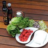 Salat ist eine der beliebtesten Grillbeilagen. Doch leider ist er kalt. Dann grillen wir ihn doch, schlug unser Grillmeister Klaus Breinig vor und entwickelte folgendes Rezept:  Gegrillter Romanasalat mit Himbeeren  Salz   1 EL flüssiger Honig   2 EL Himbeeressig   5 EL Nussöl   2 TL gerösteter Sesam   Pfeffer   200 g Römersalat   80 g Fetakäse   ½ Bund Schnittlauch   150 g Himbeeren   Dickflüssiger Balsamico