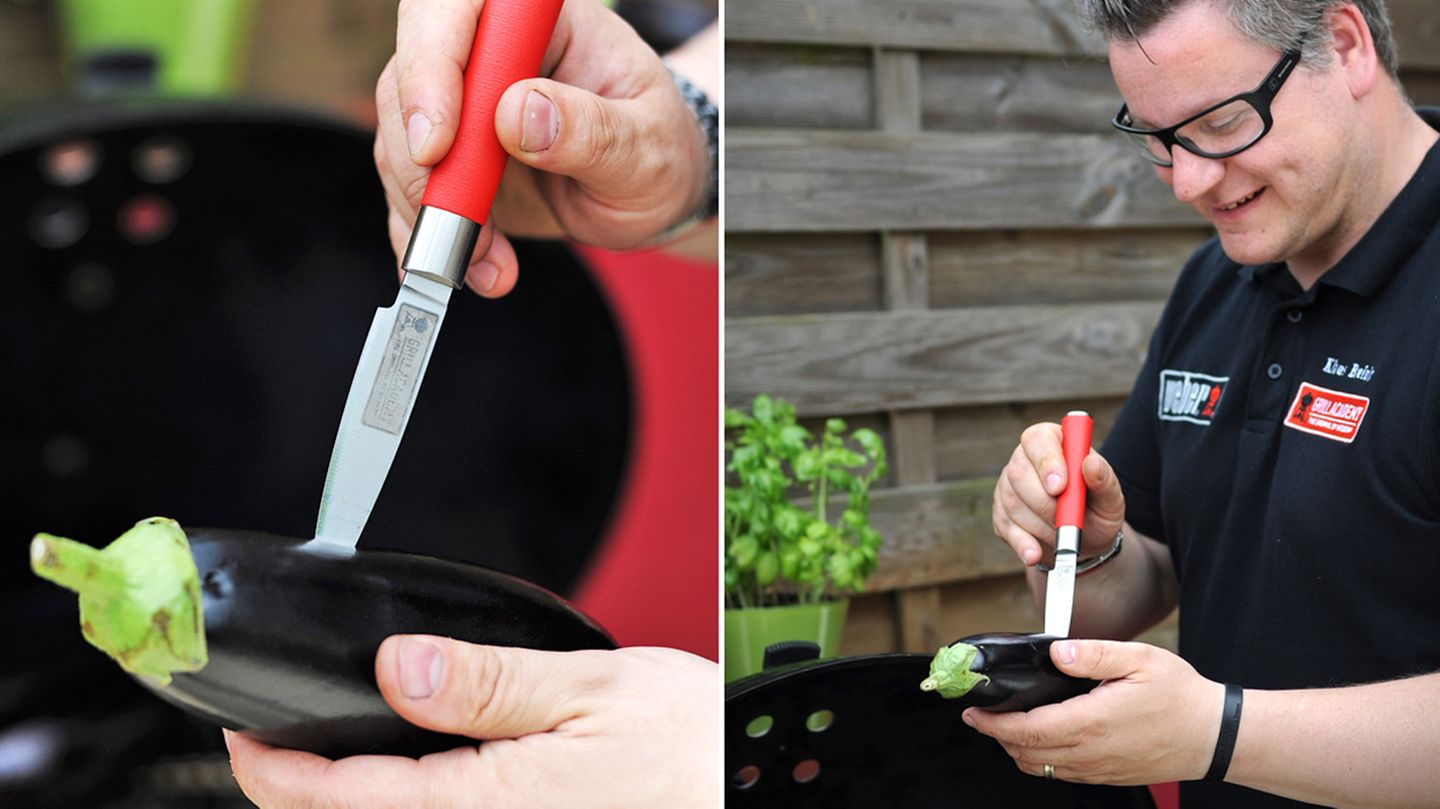 Für die Auberginen haben wir die etwas aufwändigere Variante gewählt. Im ersten Schritt werden sie im Stück auf dem Kugelgrill gegart. Klaus Breinig zersticht das Gemüse zuvor mit einem kleinen Messer.