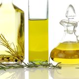 Olivenöl kondensiert im Kühlschrank und bekommt eine harte, fast butterige Konsistenz. Solang Sie das nicht mögen, bitte nicht in den Kühlschrank stellen, sondern an einen kühlen, dunklen Ort.