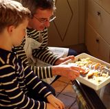 Kinder sollten möglichst einmal pro Woche Fisch essen. Viele Kinder lieben Fischstäbchen, die in der Pfanne aber viel Fett aufsaugen. Im Backofen können Sie sie ebenfalls knusprig, aber ohne zu viel Fett zubereiten