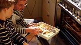 Kinder sollten möglichst einmal pro Woche Fisch essen. Viele Kinder lieben Fischstäbchen, die in der Pfanne aber viel Fett aufsaugen. Im Backofen können Sie sie ebenfalls knusprig, aber ohne zu viel Fett zubereiten