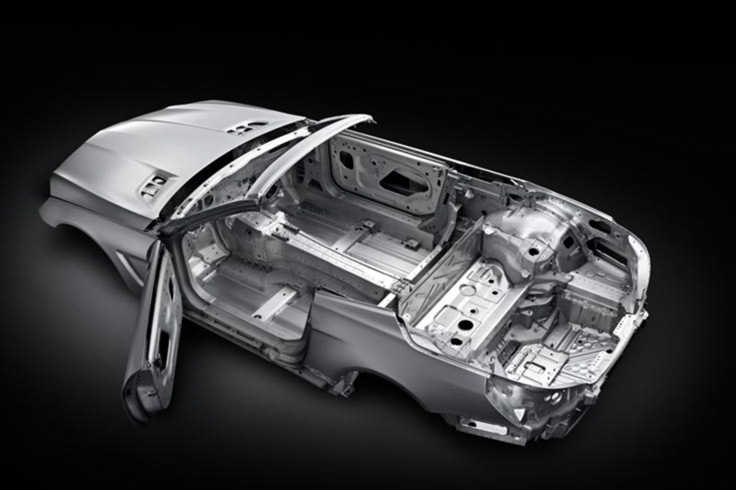 Dank der Verwendung von Aluminium für nahezu die gesamte Karosserie wiegt diese nur noch 110 Kilogramm. Erstmals verwendet Mercedes einen vollständigen Aluminium-Rohbau. Lediglich in den A-Säulen sind aus Sicherheitsgründen Stahlrohre integriert