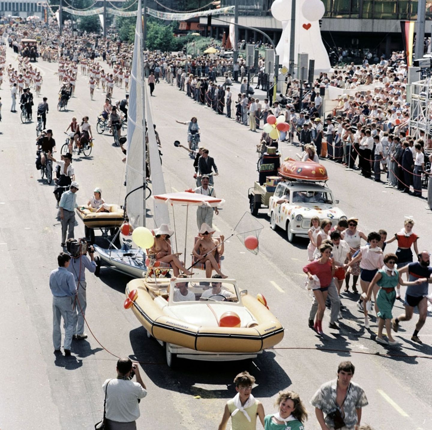 Deutlich farbenfroher und zeitgemäßer zeigte sich die DDR im gleichen Jahr bei der Parade zur "750 Jahre Berlin"-Feier. Hier werden Schaubilder über die Freikörperkultur der DDR präsentiert