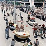 Deutlich farbenfroher und zeitgemäßer zeigte sich die DDR im gleichen Jahr bei der Parade zur "750 Jahre Berlin"-Feier. Hier werden Schaubilder über die Freikörperkultur der DDR präsentiert
