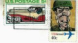 Dies ist eine kleine, exklusive Ausstellung: Auf stern.de sind erstmals einige der selbst gezeichneten Briefmarken zu sehen, die der Wiesbadener Grafikdesigner Stefan Lochmann zwischen 1983 und 1986 in Umlauf gebracht hat. Die satirischen Motive, die er "nach Lust und Laune und Nachrichtenlage" angelegt hat, reichen von einem angeschickerten Helmut Kohl bis zu einem Briefträger mit Blindenbinde. Und, oh Wunder: Die Marken sind alle abgestempelt.  Natürlich hat Lochmann bei diesem Wunder ein bisschen nachgeholfen. Die Stempelmaschinen der Post reagieren auf eine spezielle Beschichtung der Briefmarken. Diese blieb unangetastet: Lochmann hat einfach die Originalmotive von handelsüblichen Postwertzeichen mit neuen, handgemalten Motiven überklebt. So entstand schon in den frühen 80ern die erste Kohl-Sondermarke - die offizielle ist ab Donnerstag im Handel.  Lochmann, 54, hat sich damals Politiker vorgenköpft, "die ich nicht gewählt habe". Würde er eine solche Serie nochmal auflegen, wäre das Spektrum breiter. "Heute würden alle ihr Fett abkriegen", sagt er.