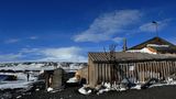 Eine weitere erfolgreiche Anlandung bei Cape Evans auf der Ross-Insel, wo die Terra-Nova-Hütte des britischen Polarforschers Robert Scott heute noch unversehrt steht. Scotts Gruppe erreichte 1912 nur wenige Wochen nach Roald Amundsen den Südpol. Sie starben beim Rückmarsch über das Ross-Schelfeis. Im Hintergrund der Mount Erebus.