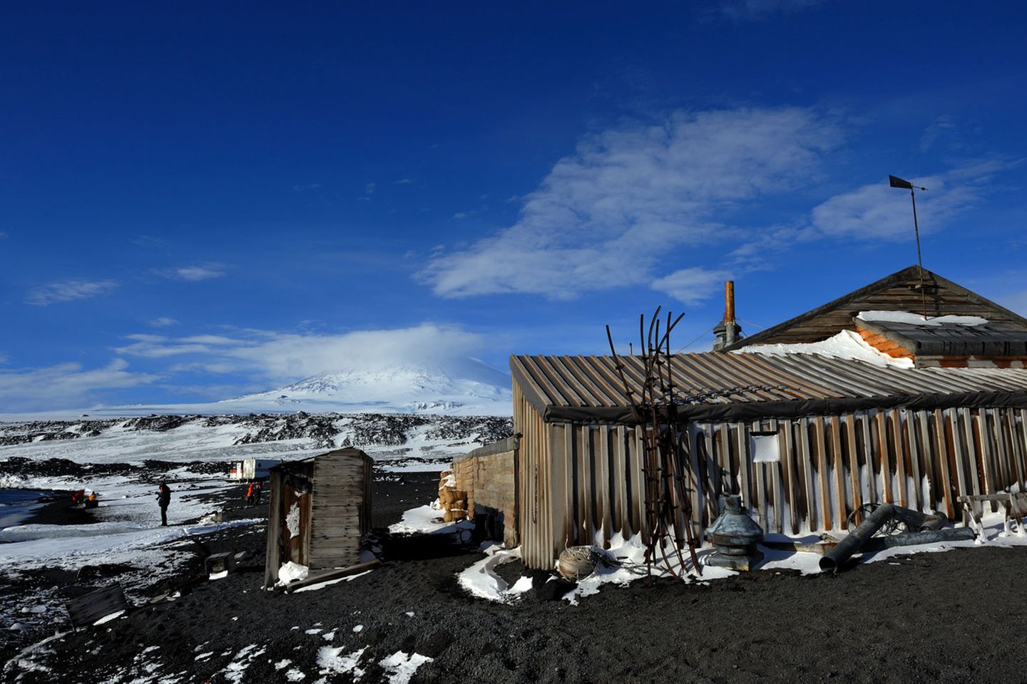 Eine weitere erfolgreiche Anlandung bei Cape Evans auf der Ross-Insel, wo die Terra-Nova-Hütte des britischen Polarforschers Robert Scott heute noch unversehrt steht. Scotts Gruppe erreichte 1912 nur wenige Wochen nach Roald Amundsen den Südpol. Sie starben beim Rückmarsch über das Ross-Schelfeis. Im Hintergrund der Mount Erebus.
