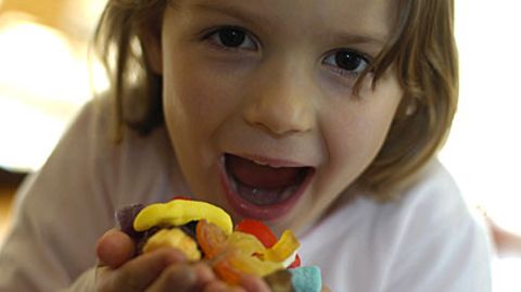 Bunt, süß und ungesund: Extra Lebensmittel für Kinder sind häufig Fett- und Zuckerbomben