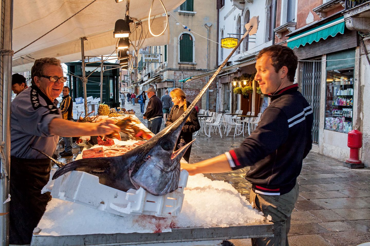 Alessandro Rossi, Fischhändler: "Ich verkaufe auf der Fondamenta di Cannaregio an der Ponte delle Guglie zusammen mit meinem Vater Alcide täglich frischen Fisch. Mein Großvater väterlicherseits hatte den Fischhandel vor 50 Jahren gegründet, mein Großvater mütterlicherseits war ebenfalls Fischer. Wir stammen von Burano und leben auch dort. Das bedeutet, dass wir jeden Morgen um drei Uhr früh mit dem Boot losfahren, um zunächst am Tronchetto-Großmarkt frische Ware einzukaufen."