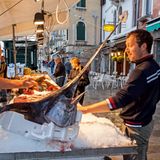 Alessandro Rossi, Fischhändler: "Ich verkaufe auf der Fondamenta di Cannaregio an der Ponte delle Guglie zusammen mit meinem Vater Alcide täglich frischen Fisch. Mein Großvater väterlicherseits hatte den Fischhandel vor 50 Jahren gegründet, mein Großvater mütterlicherseits war ebenfalls Fischer. Wir stammen von Burano und leben auch dort. Das bedeutet, dass wir jeden Morgen um drei Uhr früh mit dem Boot losfahren, um zunächst am Tronchetto-Großmarkt frische Ware einzukaufen."