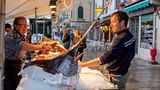 Alessandro Rossi, Fischhändler: "Ich verkaufe auf der Fondamenta di Cannaregio an der Ponte delle Guglie zusammen mit meinem Vater Alcide täglich frischen Fisch. Mein Großvater väterlicherseits hatte den Fischhandel vor 50 Jahren gegründet, mein Großvater mütterlicherseits war ebenfalls Fischer. Wir stammen von Burano und leben auch dort. Das bedeutet, dass wir jeden Morgen um drei Uhr früh mit dem Boot losfahren, um zunächst am Tronchetto-Großmarkt frische Ware einzukaufen."