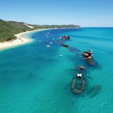 Sandstrände und Wracktauchen: Moreton Island  Der Brisbane River mündet in die Moreton Bay, eine Bucht mit vielen Inseln. Moreton Island ist mit 40 Kilometern Länge und bis zu 10 Kilometern Breite die größte. Das 1770 von James Cook entdeckte Archipel ist heute ein beliebtes Ausflugziel. Fast die gesamte Fläche ist zum Nationalpark erklärt worden. Grandios sind die bis zu 280 Meter hohen Sandberge und die langen Sandstrände sowie die Tangalooma Wracks an der Westküste - eine Ziel für Taucher und Schnorchler.  www.visitmoretonisland.com