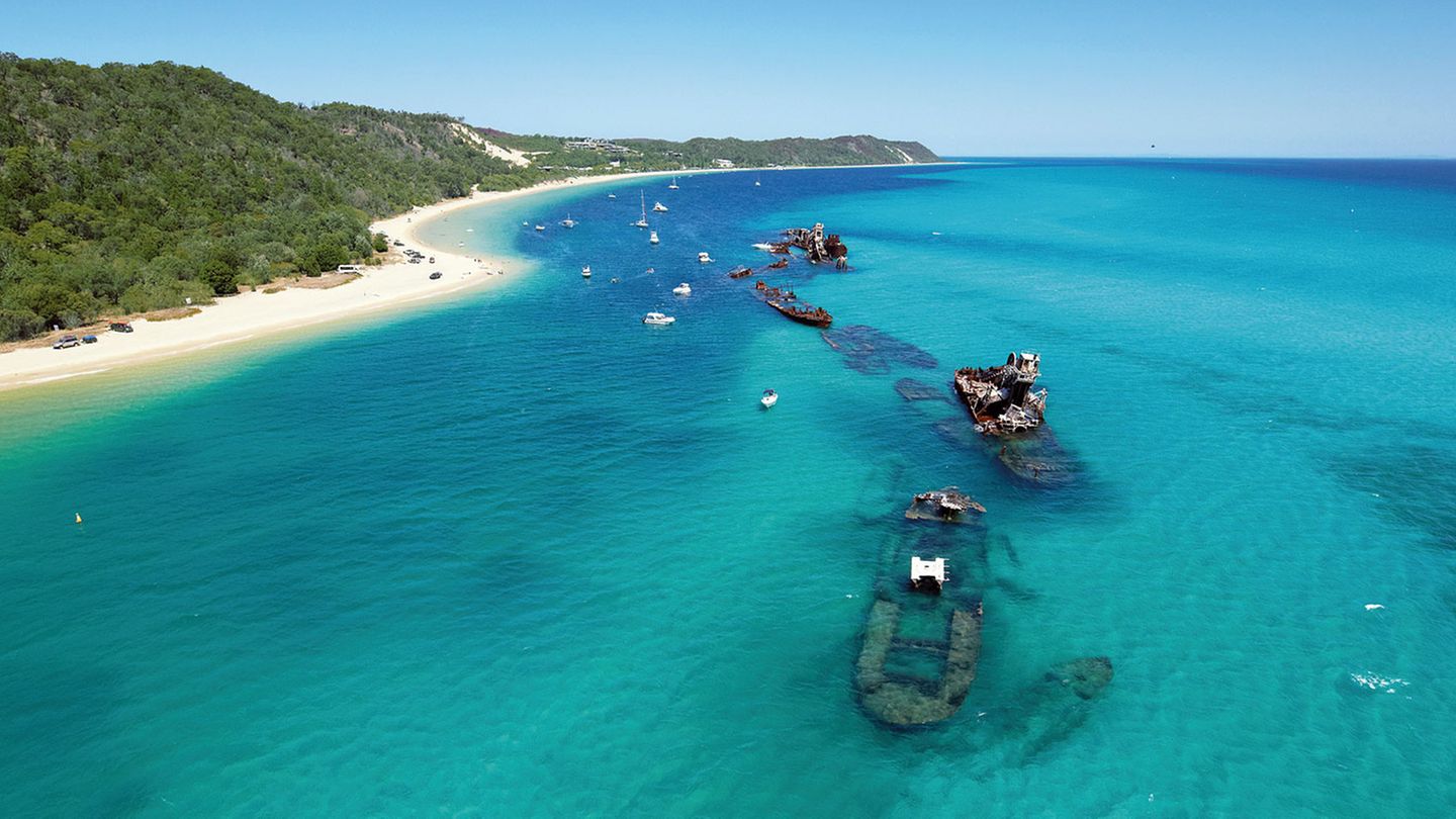 Sandstrände und Wracktauchen: Moreton Island  Der Brisbane River mündet in die Moreton Bay, eine Bucht mit vielen Inseln. Moreton Island ist mit 40 Kilometern Länge und bis zu 10 Kilometern Breite die größte. Das 1770 von James Cook entdeckte Archipel ist heute ein beliebtes Ausflugziel. Fast die gesamte Fläche ist zum Nationalpark erklärt worden. Grandios sind die bis zu 280 Meter hohen Sandberge und die langen Sandstrände sowie die Tangalooma Wracks an der Westküste - eine Ziel für Taucher und Schnorchler.  www.visitmoretonisland.com
