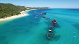 Sandstrände und Wracktauchen: Moreton Island  Der Brisbane River mündet in die Moreton Bay, eine Bucht mit vielen Inseln. Moreton Island ist mit 40 Kilometern Länge und bis zu 10 Kilometern Breite die größte. Das 1770 von James Cook entdeckte Archipel ist heute ein beliebtes Ausflugziel. Fast die gesamte Fläche ist zum Nationalpark erklärt worden. Grandios sind die bis zu 280 Meter hohen Sandberge und die langen Sandstrände sowie die Tangalooma Wracks an der Westküste - eine Ziel für Taucher und Schnorchler.  www.visitmoretonisland.com