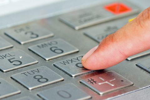 Zwei kanadische Teenager haben einen Geldautomaten geknackt - ohne jeden Computertrick.