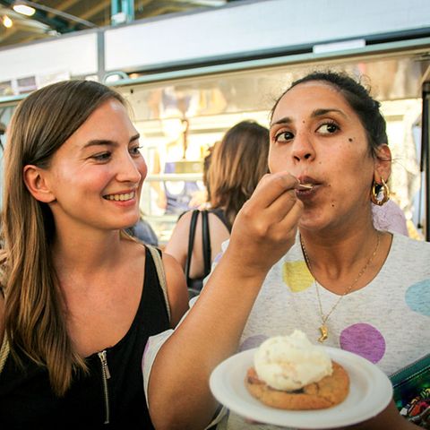 Kavita Meelus (rechts) Liebingstruck ist Jones-Icecream-Truck. Denn nur hier gibt es den Erdnuss-Bacon-Cookie mit einer gehörigen Ladung Cheesecake-Eis. "Ein absoluter Kracher", findet Genussredakteurin Denise Wachter, auch wenn sie nur einen Happs davon abbekommen hat.