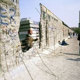 Die Mauer war schon gefallen, doch die DDR bestand noch: ein Grenzsoldat inmitten der Mauerreste