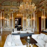 Das Aman Canale Grande ist ein Haus der Kontraste: Jetzt stehen in dem ehemaligen Ballsaal moderne Designersofas unter historischen Kronleuchtern. Dieser stuckverzierte Raum wurde erstmals Ende des 19. Jahrhunderts von Michelangelo Guggenheim umgestaltet.