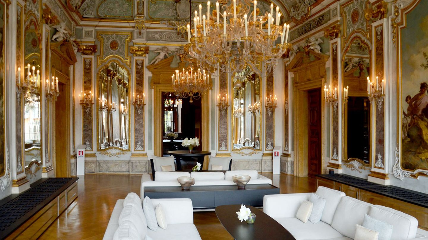 Das Aman Canale Grande ist ein Haus der Kontraste: Jetzt stehen in dem ehemaligen Ballsaal moderne Designersofas unter historischen Kronleuchtern. Dieser stuckverzierte Raum wurde erstmals Ende des 19. Jahrhunderts von Michelangelo Guggenheim umgestaltet.