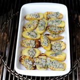 Die Kartoffeln in eine Auflaufform geben, in den Grill stellen und den Deckel schließen. Nach einer halben Stunde sollten die Kartoffeln so wie bei uns auf dem Grill ausschauen. Fertig!