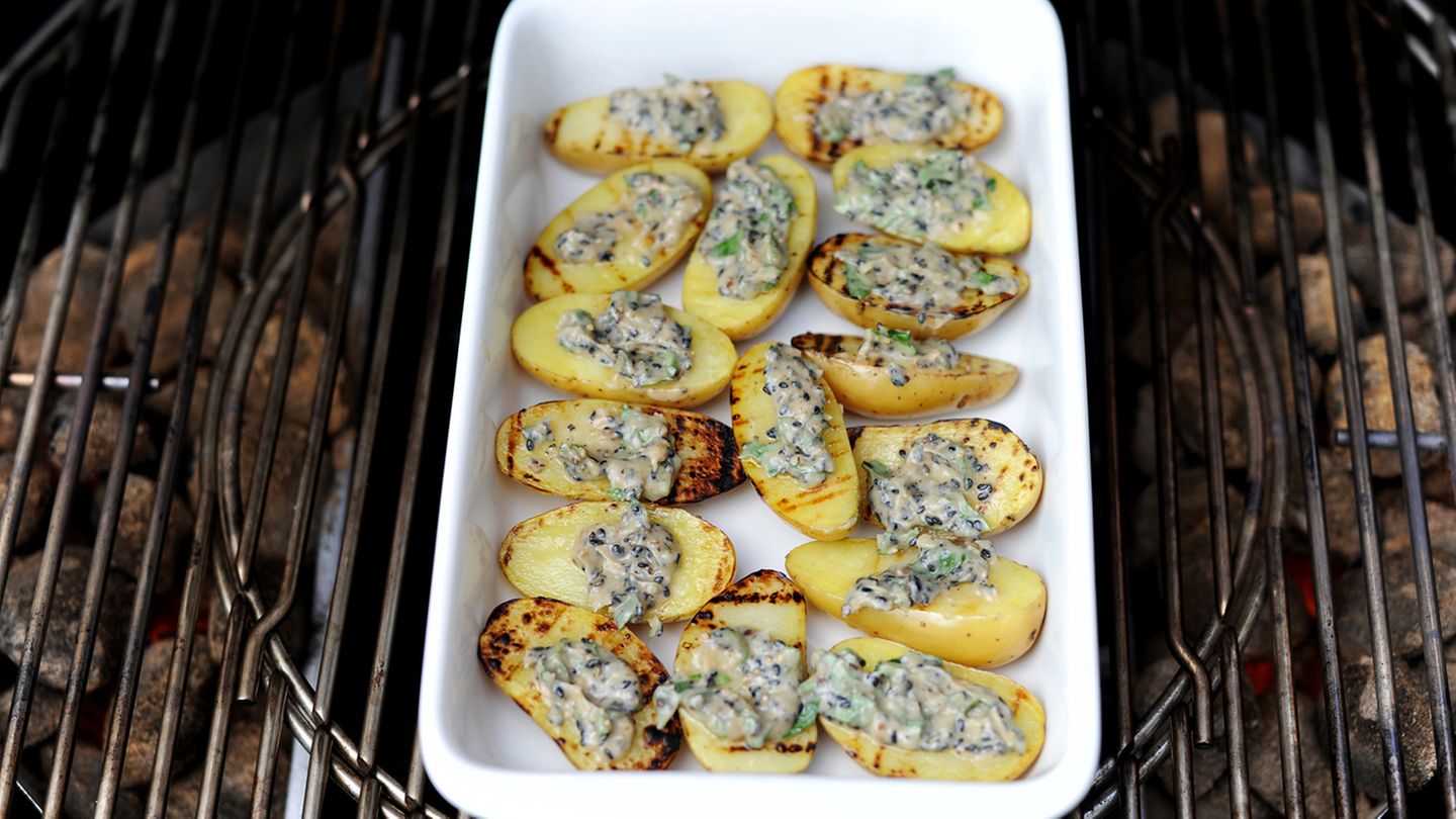 Die Kartoffeln in eine Auflaufform geben, in den Grill stellen und den Deckel schließen. Nach einer halben Stunde sollten die Kartoffeln so wie bei uns auf dem Grill ausschauen. Fertig!