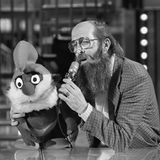 Ein älterer Herr mit ausländischem Akzent singt im Duett mit blauen Zwergen, die klingen, als hätten sie eine Magnum-Flasche Helium inhaliert - auf so etwas kann wohl nur ein Holländer kommen. Doch dass Vader Abraham mit seinem "Lied der Schlümpfe" 1978 Platz 1 der Hitparade erreichte - darauf konnten nur die Deutschen kommen.  Zum Video