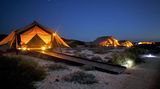 Australien: Sal Salis  Einschlafen mit dem Rauschen der Brandung im Ohr: In den Dünen des Cape Range National Park in Western Australia stehen die großen, sandfarbenen Zelte - nur 50 Meter vom Indischen Ozean und den Korallenriffen entfernt    Infos: www.salsalis.com.au