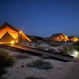 Australien: Sal Salis  Einschlafen mit dem Rauschen der Brandung im Ohr: In den Dünen des Cape Range National Park in Western Australia stehen die großen, sandfarbenen Zelte - nur 50 Meter vom Indischen Ozean und den Korallenriffen entfernt    Infos: www.salsalis.com.au