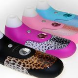 Wie heißt das?  Womanizer  Ist das für Frauen oder Männer?  Ganz klar für Frauen!  Wozu brauche ich das?   Zur berührungslosen Stimulation mit Orgasmusgarantie, heißt es auf der Beschreibung. Und sie ist wahr.  Wie glücklich macht mich das auf einer Skala von 1 bis 10 (10 ist sehr sehr glücklich)?   Dieses Ding lässt sich mit einer Ziffer zwischen 1 und 10 gar nicht beschreiben. Sein Design ist voll auf Daniela Katzenberger abgestimmt, ebenso wie die Bedienungsanleitung, in der alles dreimal steht - in derselben Sprache. Aber die Technik! Ansaugen, pulsierende Druckwellen ... Ohne Aufwärmen dauert es keine 60 Sekunden bis man fast durchdreht. Der Womanizer soll trotzdem eine Zahl bekommen? Okay: 15.   Was behaupte ich, wenn mein Kind/mein Freund/meine Putzfrau das findet?  Das ist ein kleiner Staubsauger für Sofakrümel.  Würden meine Eltern das benutzen?   Meine Mutter würde bei der Anwendung einen Herzinfarkt bekommen, fürchte ich.  Was kostet das?  189 Euro in der normalen Edition, 499 Euro, wenn es die mit 1200 Swarovski-Steinen veredelte Luxusversion sein soll