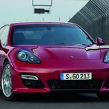 Mehr Leistung, giftigere Bremsen, eine um zehn Millimeter tiefer gelegte Karosserie sowie ein besonders sportlich abgestimmtes Fahrwerk sind die Markenzeichen des Panamera GTS. Außerdem jagt der Wagen mit Allradantrieb über die Piste