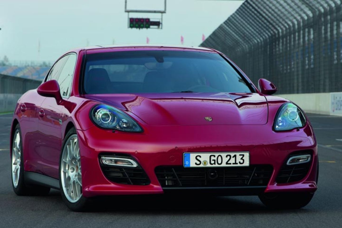 Mehr Leistung, giftigere Bremsen, eine um zehn Millimeter tiefer gelegte Karosserie sowie ein besonders sportlich abgestimmtes Fahrwerk sind die Markenzeichen des Panamera GTS. Außerdem jagt der Wagen mit Allradantrieb über die Piste