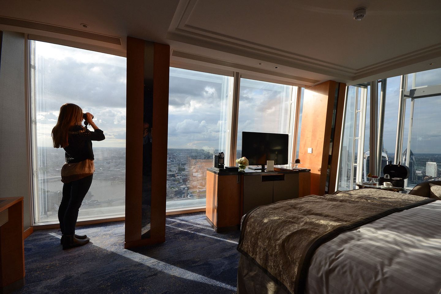 Shangri-La at the Shard London: Zimmer nur für schwindelfreie Gäste in der 47. Etage: Durch den asymmetrischen Grundriss und das sich mit jeder Etage nach oben hin verjüngende Bauwerk gleicht kein Zimmer dem anderen. Individuelle Raumgestaltung mit viel Holzfurnier, bestickten Seidentapeten und einem ausgeklügelten Beleuchtungssystem ist gefragt. Nur der Fernseher lässt sich leider nicht versenken: Der Flachbildschirm stört, weil er auf dem Bett liegenden Gästen den direkten Blick auf London nimmt. Zimmer nur für schwindelfreie Gäste in der 47. Etage: Durch den asymmetrischen Grundriss und das sich mit jeder Etage nach oben hin verjüngende Bauwerk gleicht kein Zimmer dem anderen. Individuelle Raumgestaltung mit viel Holzfurnier, bestickten Seidentapeten und einem ausgeklügelten Beleuchtungssystem ist gefragt. Nur der Fernseher lässt sich leider nicht versenken: Der Flachbildschirm stört, weil er auf dem Bett liegenden Gästen den direkten Blick auf London nimmt.