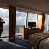 Zimmer nur für schwindelfreie Gäste in der 47. Etage: Durch den asymmetrischen Grundriss und das sich mit jeder Etage nach oben hin verjüngende Bauwerk gleicht kein Zimmer dem anderen. Individuelle Raumgestaltung mit viel Holzfurnier, bestickten Seidentapeten und einem ausgeklügelten Beleuchtungssystem ist gefragt. Nur der Fernseher lässt sich leider nicht versenken: Der Flachbildschirm stört, weil er auf dem Bett liegenden Gästen den direkten Blick auf London nimmt.