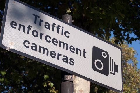 Für eine Idee, die in anderen Ländern längst umgesetzt ist, erntet Hessens Verkehrsminister Kritik: Florian Rentsch will Warnschilder vor Radarfallen aufstellen